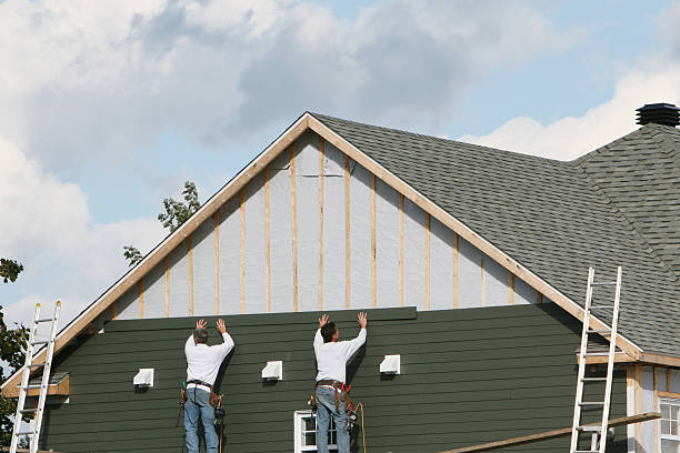 Professional Siding technician working in De Mossville, KY